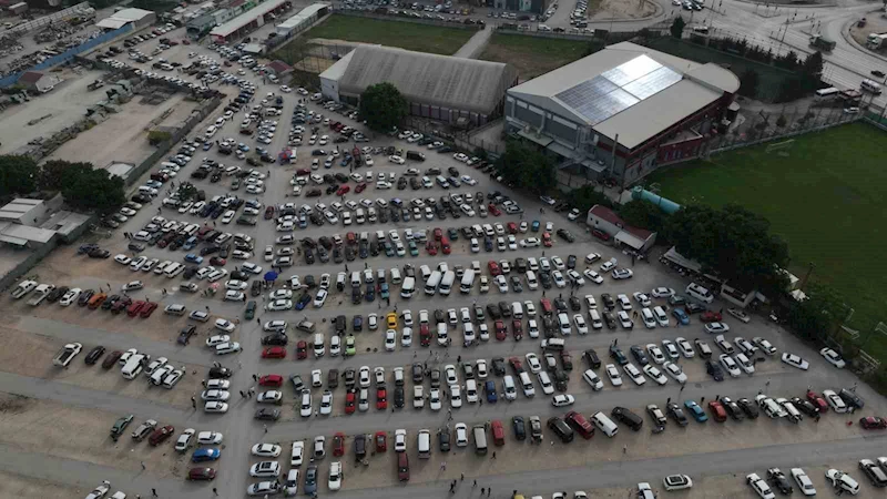 İkinci el oto pazarında bayram havası
