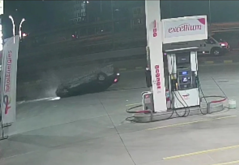 Otomobilin kaldırıma çarpıp ters döndüğü anlar kamerada
