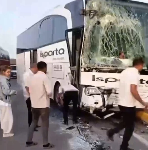 Isparta’da iki yolcu otobüsü çarpıştı: 1’i ağır 27 yaralı
