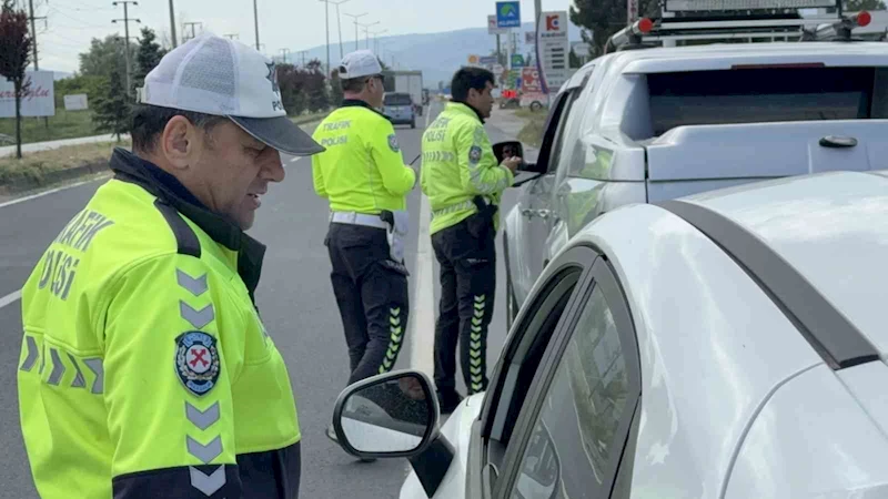 Kırmızı ışıkta geçenler havadan yakalandı
