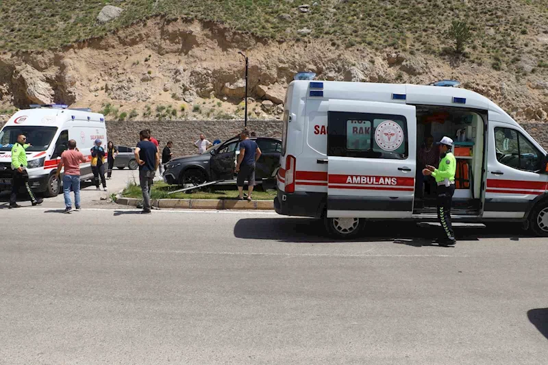 2 araç kavşakta çarpıştı, 3’ü çocuk 6 kişi yaralandı
