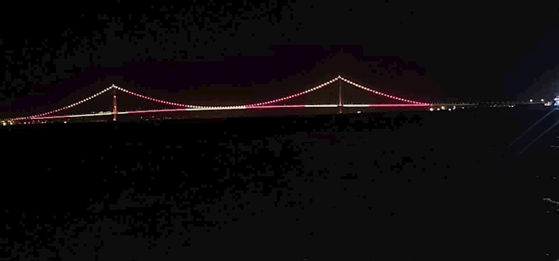 Çanakkale Köprüsü sarı kırmızılı renklerle aydınlatıldı
