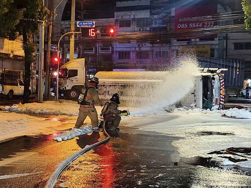 Tayland’da tanker kazası: 600 litre benzin yola döküldü
