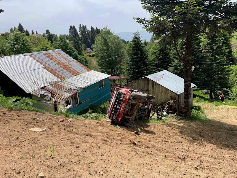 Kaza bir aileyi daha ayırdı: Kocası öldü, eşi yaralandı
