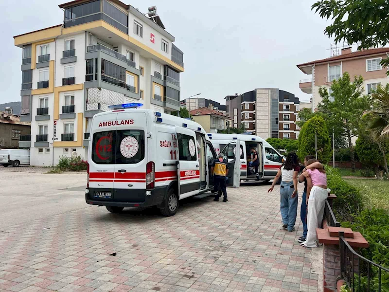 Liseli kızların sosyal medya kavgasını ayırmak için araya giren 2 kız bıçaklandı
