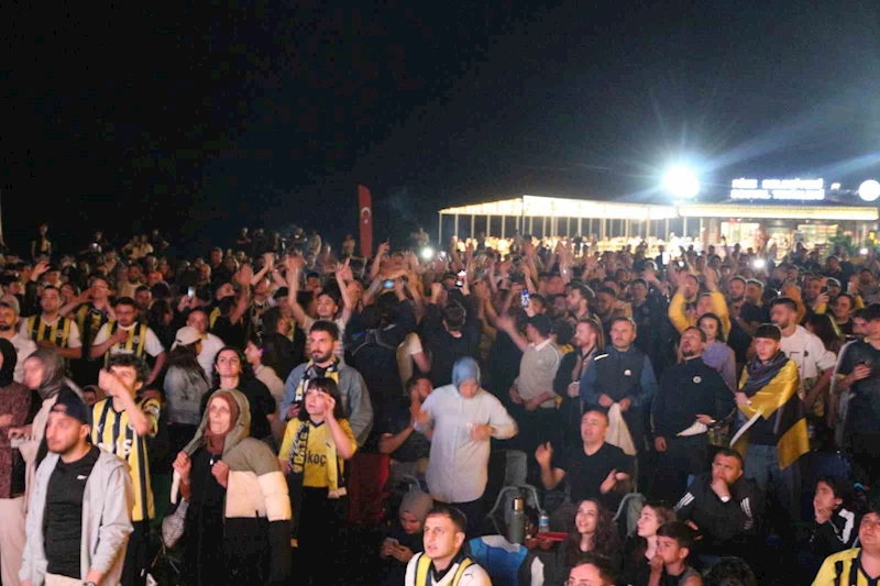 Rize’de Fenerbahçelilerden şampiyonluk kutlaması
