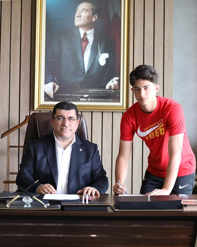 Kayserispor’da Kayra profesyonel oldu
