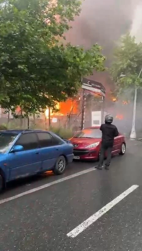 Esenyurt’ta kafede yangın çıktı, alevler binaya ve markete sıçradı
