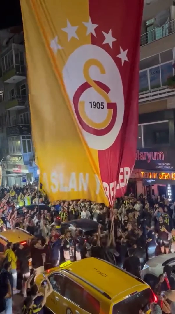 Yalova’da Fenerbahçe taraftarlarından Galatasaray bayraklarına saldırı
