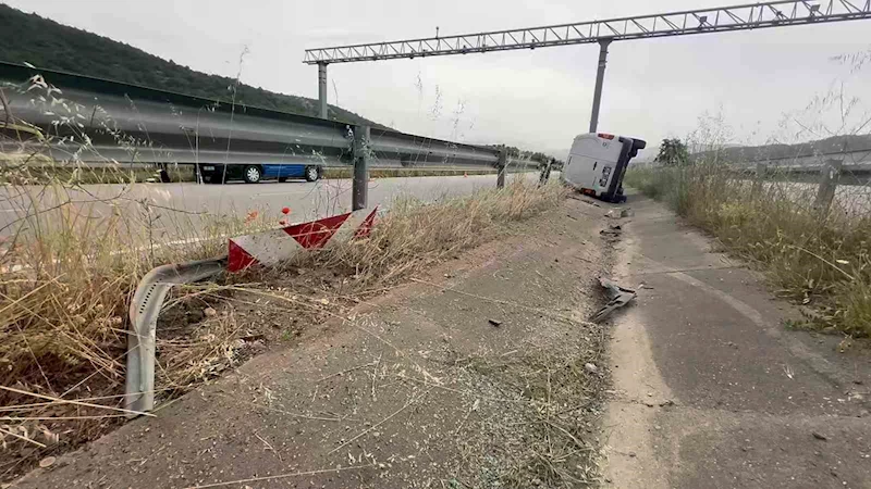Amasya’da hafif ticari araç refüjdeki su kanalına uçtu: 2 yaralı
