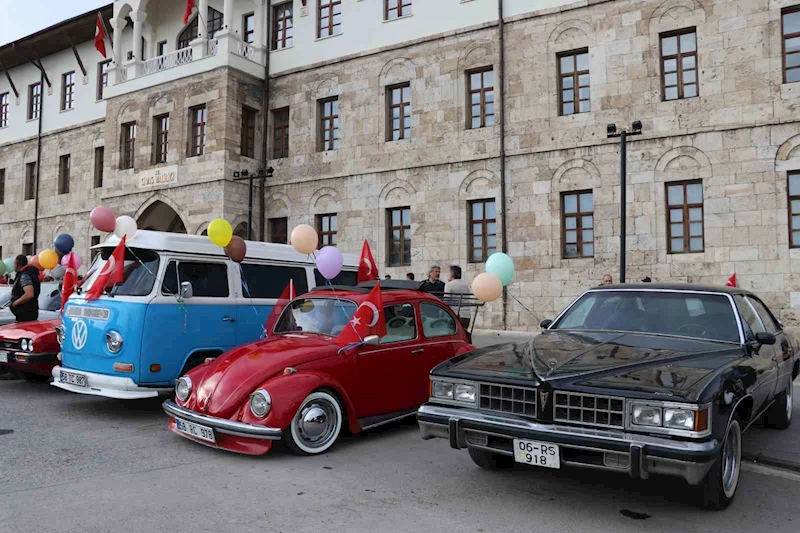 Sivas Uluslararası Film Festivali, kortej yürüyüşü ile başladı

