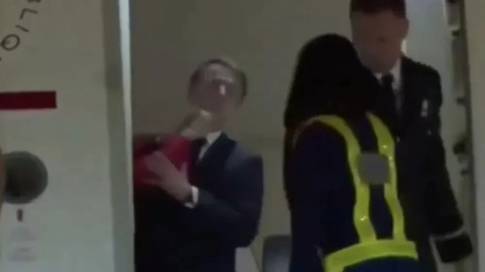 Macron, eşinden tokat yedi!