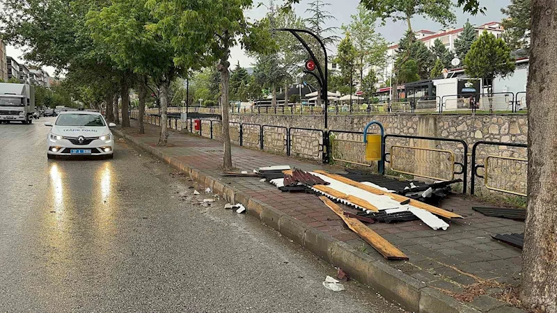 Kastamonu’da fırtına, elektrik tellerini kopardı, binanın çatısını uçurdu
