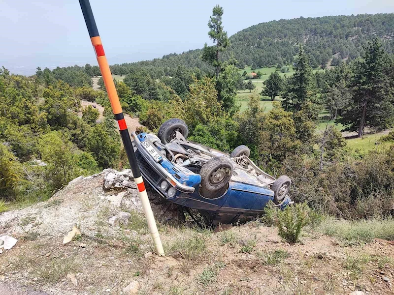 Gölhisar’da otomobil şarampole devrildi, 2 kişi hafif yaralandı
