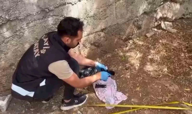 Polislerin dikkati poşette saklanmış tabancayı ortaya çıkardı
