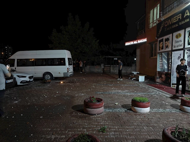Kayseri’de apartmanın çatısına yıldırım düştü, park halindeki araçlar zarar gördü
