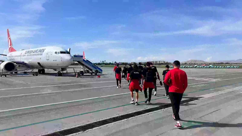 Vanspor kafilesi uçakla Elazığ’a gitti
