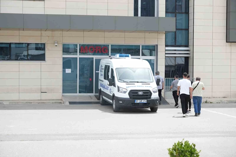 Babasının bıçaklayarak öldürdüğü  gencin cenazesi morgdan alındı
