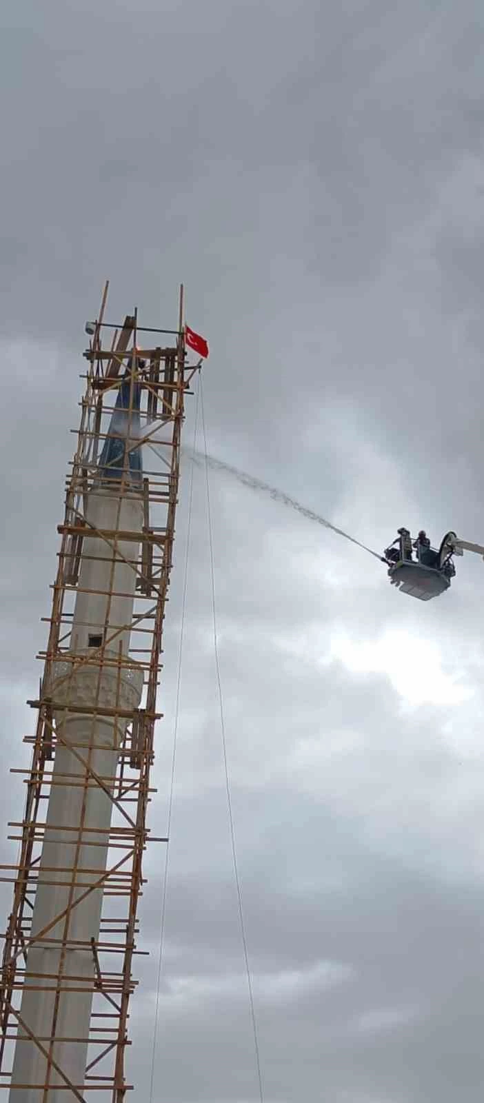 Başkent’te fırtına etkili oluyor: Bir minareye yıldırım düştü
