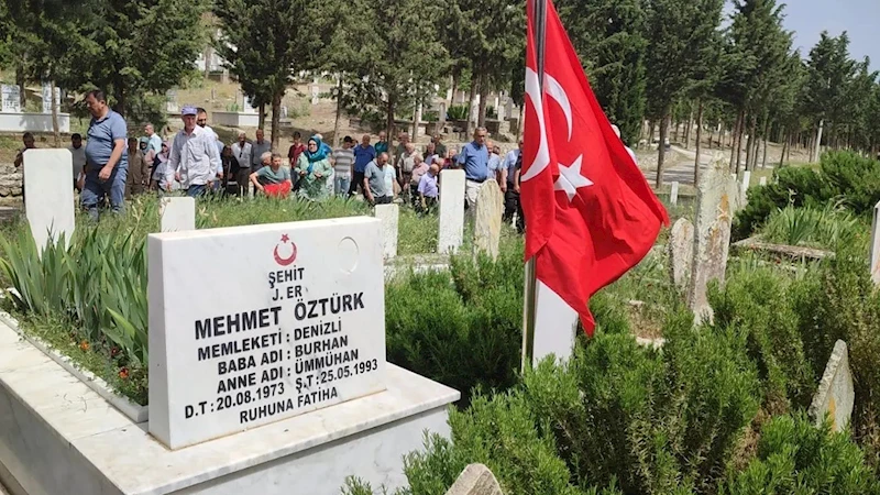 Bingöl’de şehit edilen 33 askerden birisi olan Denizlili es mezarı başında anıldı
