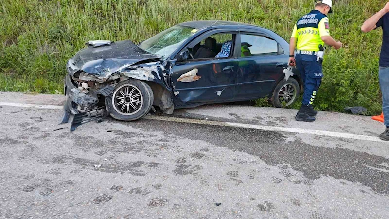 Bursa’da iki otomobil kafa kafaya çarpıştı: 3 yaralı
