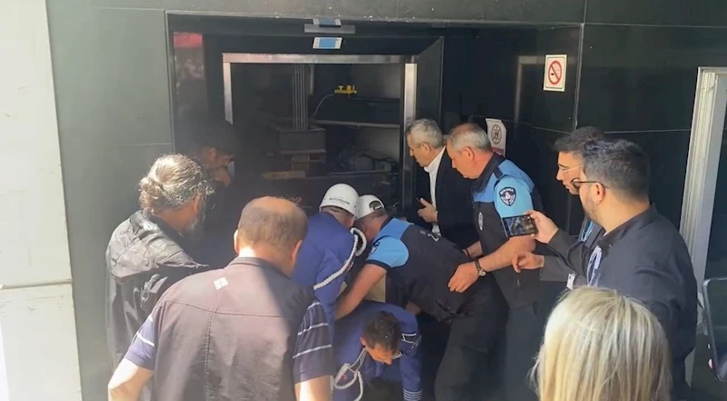İlhan Şeşen’in cenazesi asansörde mahsur kaldı
