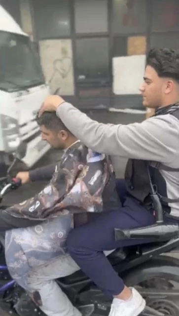 Sultangazi’de seyir halindeki motosiklet üzerinde tıraş
