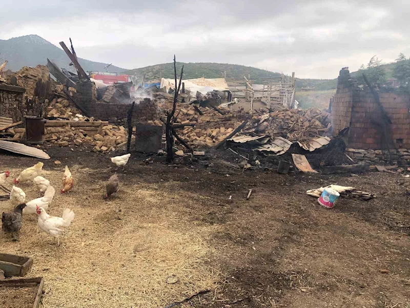 Konya’da yangında bir ev ve ahır kül oldu
