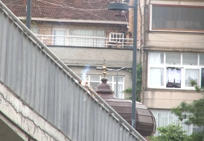 Bayrampaşa’da tepki çeken kaynak işlemi kamerada: Korkuluklarda trafiğe rağmen işleme devam ettiler
