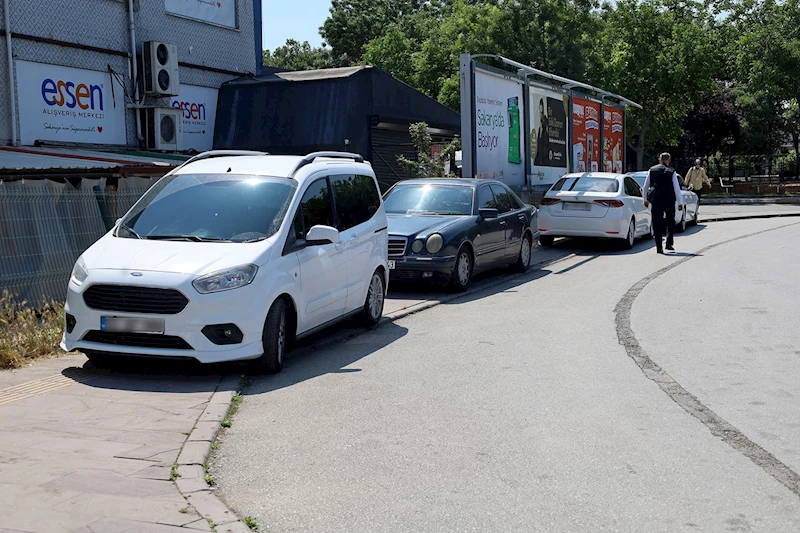 Hatalı park yaparak yaya geçişlerini engelleyen araç sürücüleri tek tek uyarıldı

