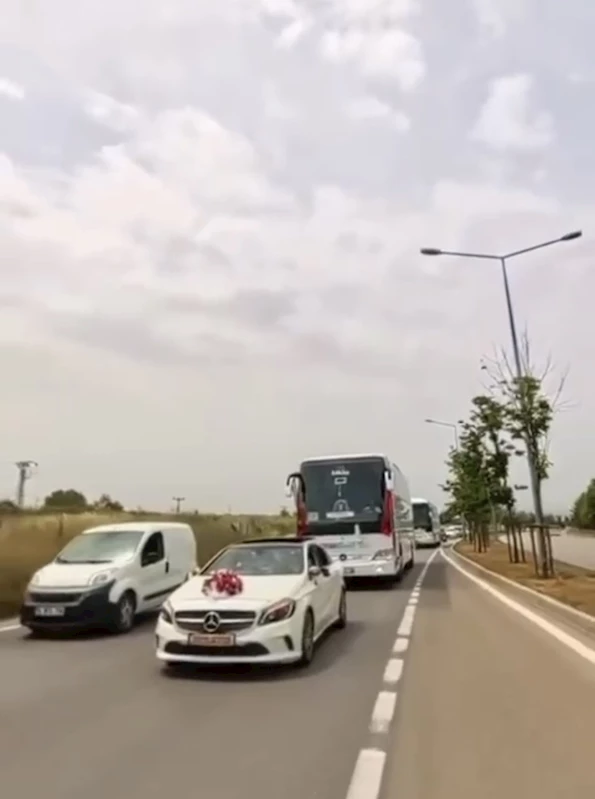 Yolcu otobüsü düğün konvoyuna girdi, konvoyda tehlikeli anlar kamerada
