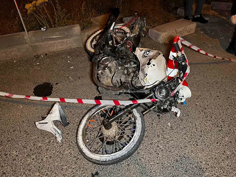 Kırmızı ışıkta geçen motosiklet sürücüsü minibüse çarptı: 1 ölü
