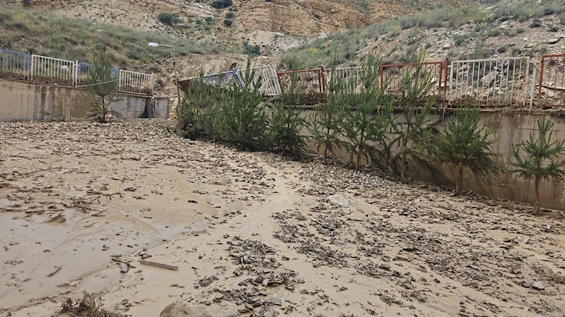 Sivas’ta bir anda başlayan dolu okulda hasara neden oldu
