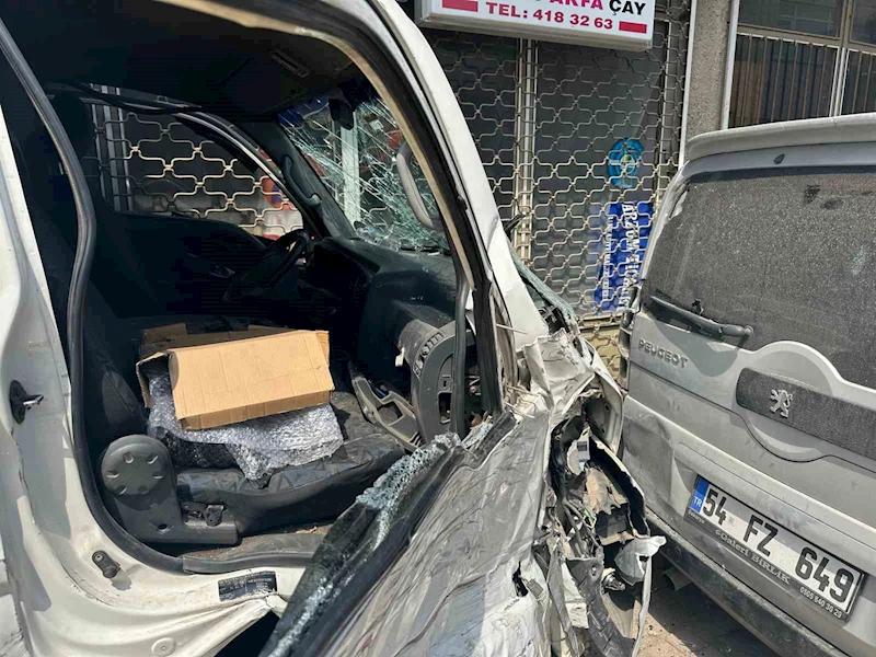 Kontrolden çıkan kamyonet önce park halindeki 5 araca sonra duvara çarptı
