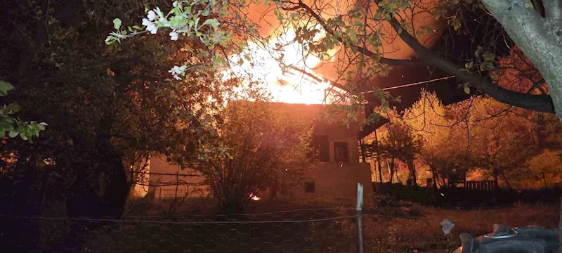 Bolu’da yatsı namazına giden adamın evi alev alev yandı
