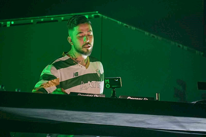 Türk DJ Mahmut Orhan sahneye Bursaspor formasıyla çıktı
