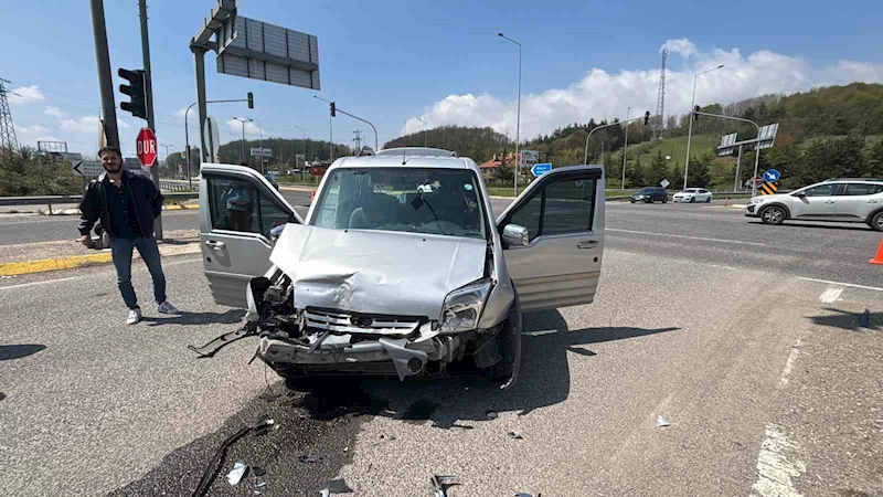 Bolu’da hafif ticari araç ile otomobil çarpıştı: 10 yaralı
