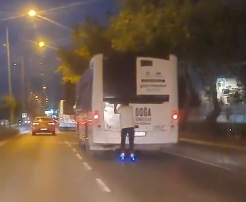 Can güvenliğini hiçe saydı, patenle otobüsün arakasına tutunarak yolculuk yaptı
