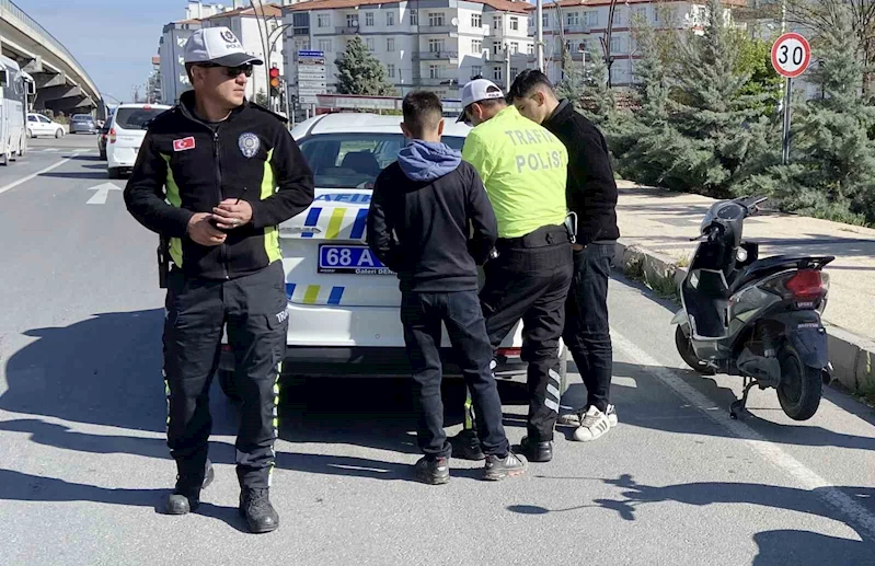 16 yaşında ehliyetsiz, plakasız ve kasksız motora bindi, 54 bin lira ceza yedi
