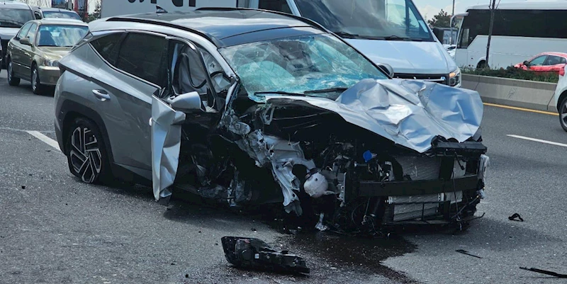 Otomobil, üst geçit ayağına çarptı: 2 yaralı
