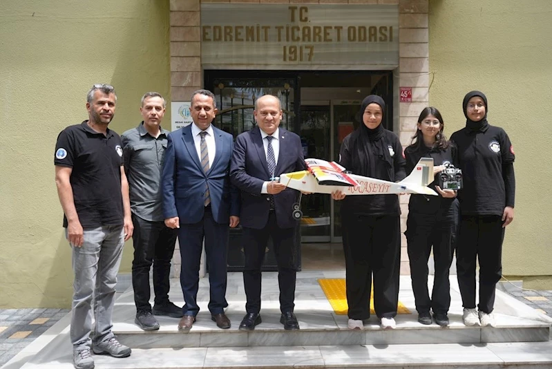 Türkiye ikincisi olan öğrencilerden Edremit Ticaret Odası’na ziyaret
