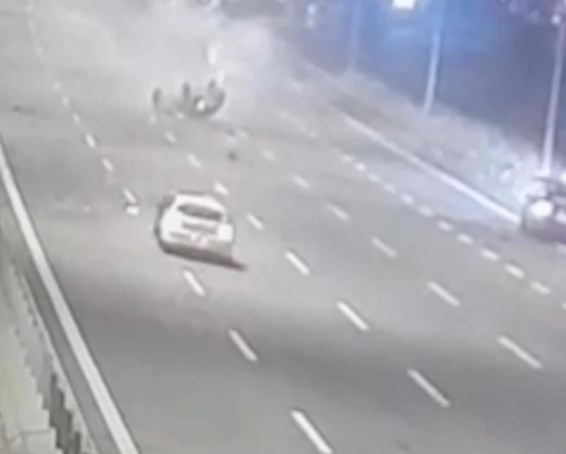 Sakarya’da feci kaza: 9 yaşındaki çocuk taklalar atan otomobilden yola savruldu
