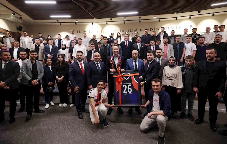 Bakan Bayraktar, Anadolu Üniversitesi’nde gençlerle buluştu
