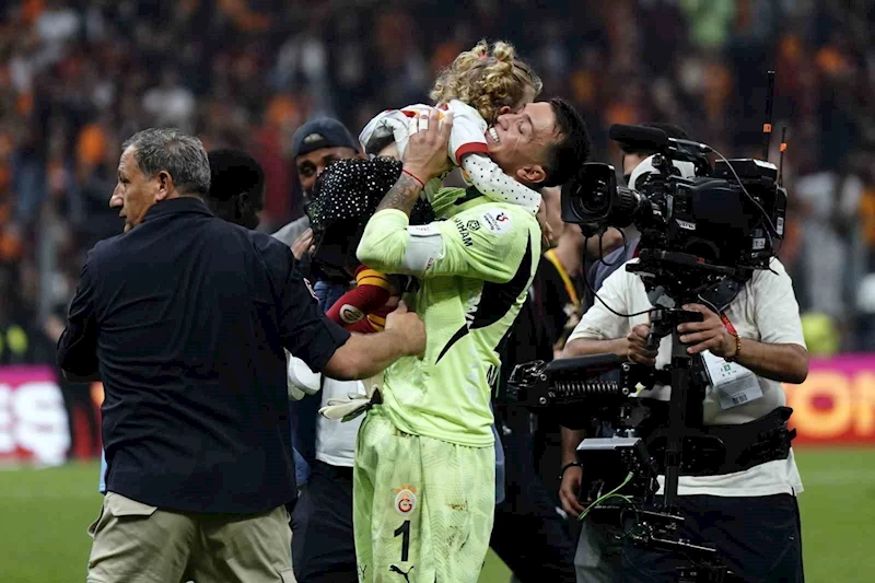 Galatasaray şampiyonluğu taraftarı önünde kutladı
