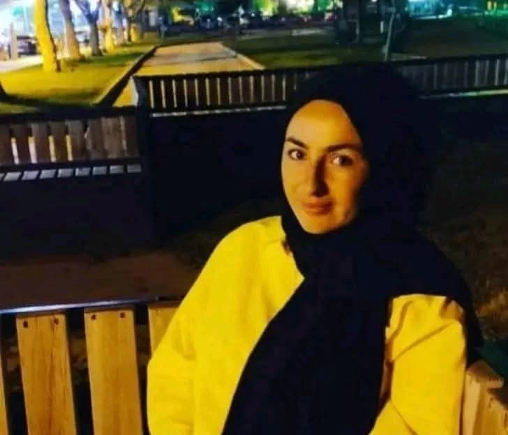 Devrilen traktörün altında kalan 2 çocuk annesi öldü
