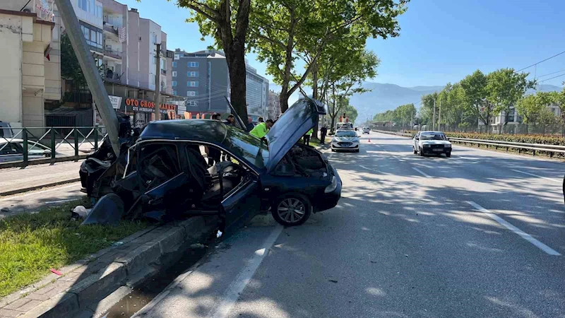 Kontrolden çıkan otomobil aydınlatma direğine çarptı: 1’i ağır 2 yaralı
