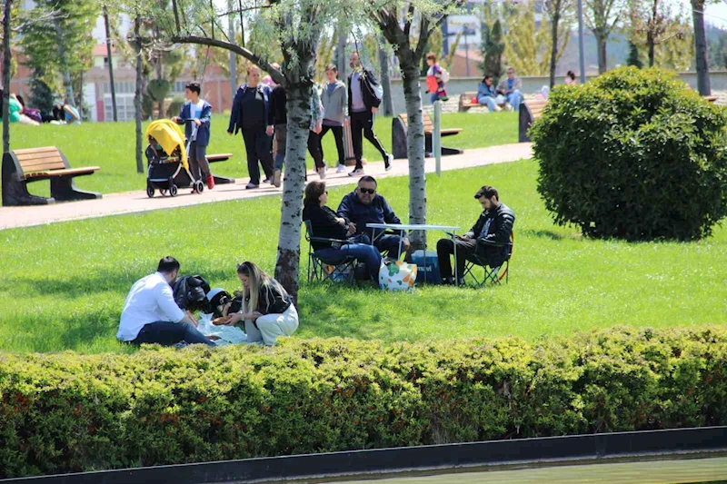Çorum’da havanın ısınması ile vatandaşlar Millet Bahçesi’ne akın etti

