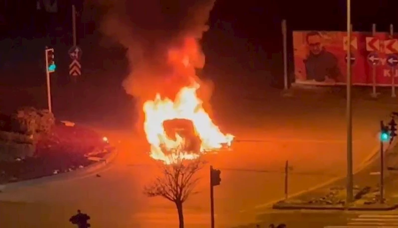 Ankara’da otomobil alev alev yandı

