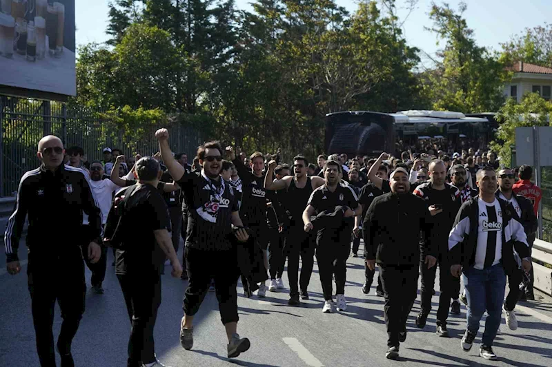 Beşiktaş taraftarı stada geldi
