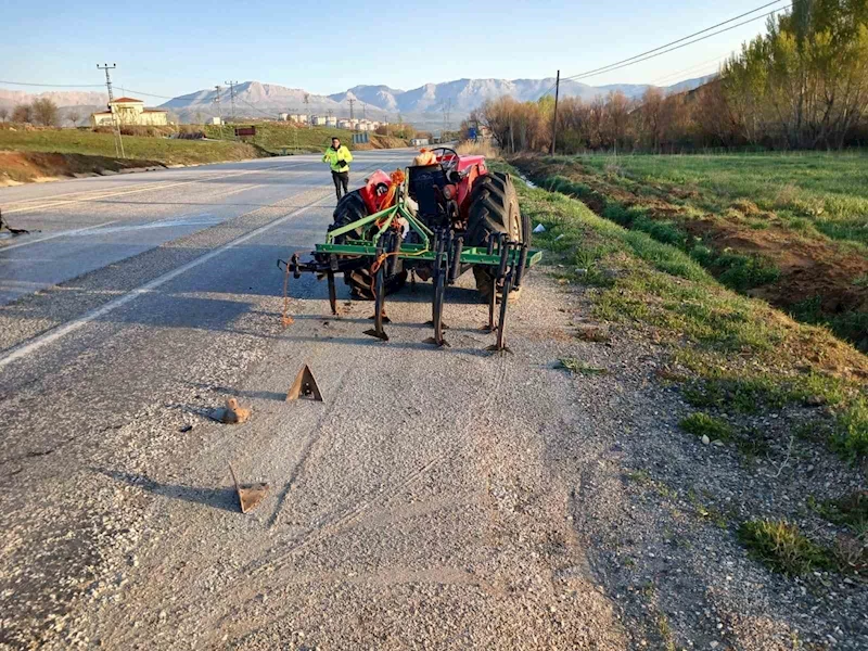 Traktöre arkadan çarpan otomobilde sürücü yaralandı
